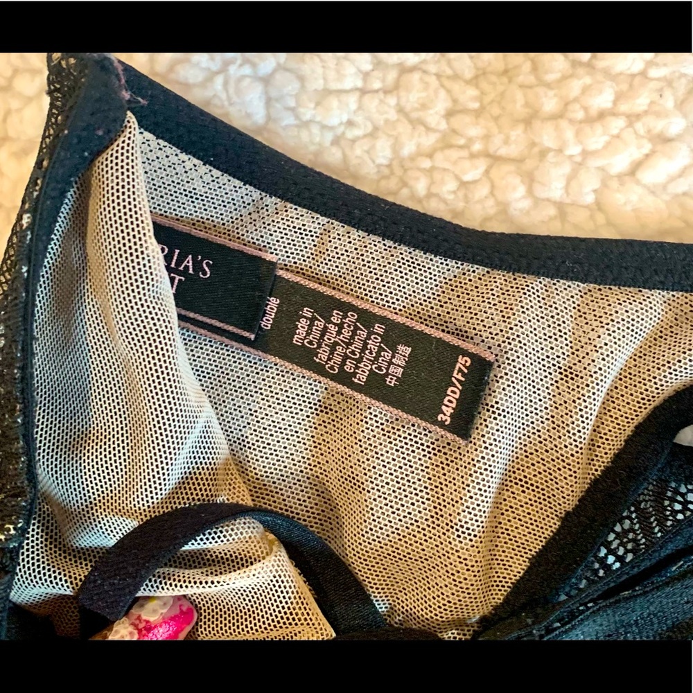 VS Beautiful Lace pattern bra with Strappy front - Picture 4 of 6